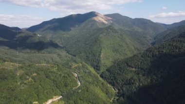 Bulgaristan 'ın Sveshtnik zirvesi yakınlarındaki Pirin Dağı' nın şaşırtıcı hava manzarası