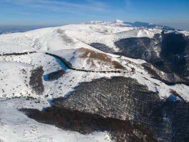 Beklemeto etrafındaki Balkan Dağları 'nın şaşırtıcı kış manzarası Bulgaristan' da
