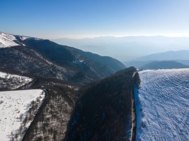 Beklemeto etrafındaki Balkan Dağları 'nın şaşırtıcı kış manzarası Bulgaristan' da