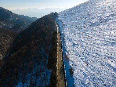 Beklemeto etrafındaki Balkan Dağları 'nın şaşırtıcı kış manzarası Bulgaristan' da