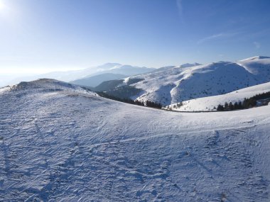 Beklemeto etrafındaki Balkan Dağları 'nın şaşırtıcı kış manzarası Bulgaristan' da