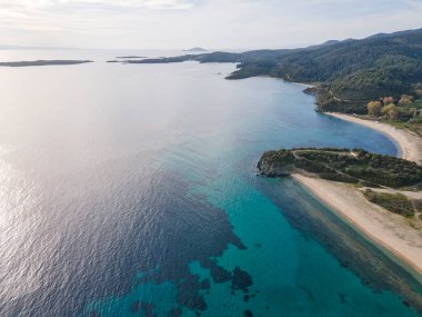 Azapiko Kuzey Sahili yakınlarındaki Sithonia kıyı şeridi, Chalkidiki, Orta Makedonya, Yunanistan