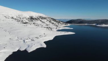 Bulgaristan 'ın Rila dağındaki Belmeken Barajı' nın şaşırtıcı kış manzarası