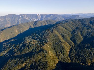 Bulgaristan 'ın Filibe Bölgesi Yavrovo köyü yakınlarındaki Rodopes Dağı' nın hava manzarası