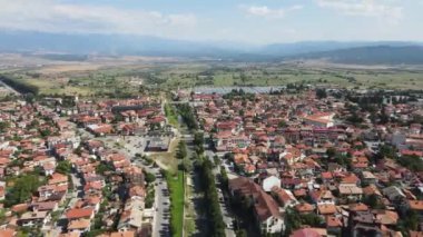 Bulgaristan 'ın Blagoevgrad bölgesinin ünlü Bansko kayak beldesinin hava manzarası