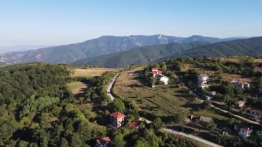 Bulgaristan 'ın Filibe Bölgesi, Otantik ondokuzuncu yüzyıl evleriyle Yavrovo köyünün hava manzarası