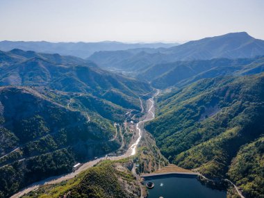 Bulgaristan 'ın Borovitsa Barajı yakınlarındaki Rodop Dağları' nın şaşırtıcı hava manzarası