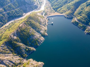 Bulgaristan 'ın Borovitsa Barajı yakınlarındaki Rodop Dağları' nın şaşırtıcı hava manzarası