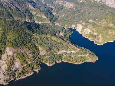 Bulgaristan 'ın Borovitsa Barajı yakınlarındaki Rodop Dağları' nın şaşırtıcı hava manzarası