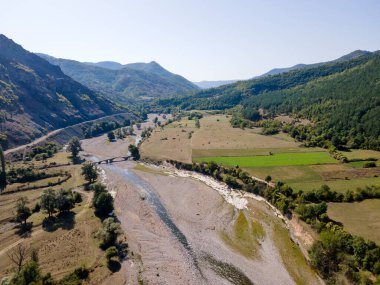 Bulgaristan 'ın Rodop Dağları' ndaki Borovitsa Nehri 'nin şaşırtıcı hava manzarası