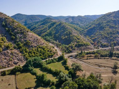 Bulgaristan 'ın Rodop Dağları' ndaki Borovitsa Nehri 'nin şaşırtıcı hava manzarası