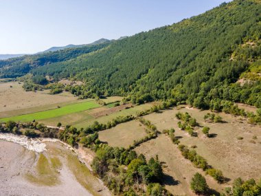 Bulgaristan 'ın Rodop Dağları' ndaki Borovitsa Nehri 'nin şaşırtıcı hava manzarası