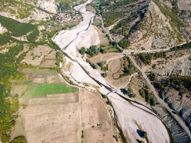 Bulgaristan 'ın Rodop Dağları' ndaki Borovitsa Nehri 'nin şaşırtıcı hava manzarası