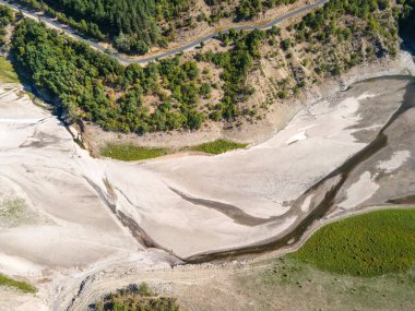 Bulgaristan 'ın Rodop Dağları' ndaki Borovitsa Nehri 'nin şaşırtıcı hava manzarası