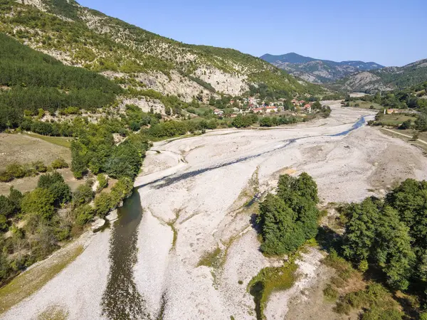 Bulgaristan 'ın Rodop Dağları' ndaki Borovitsa Nehri 'nin şaşırtıcı hava manzarası