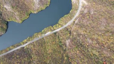 Krichim Reservoir, Rhodopes Dağı, Filibe Bölgesi, Bulgaristan 'ın Havadan Sonbahar manzarası