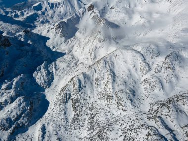 Bulgaristan 'ın Polezhan ve Bezbog Tepeleri yakınlarındaki Pirin Dağı' nın İnanılmaz Hava Kış Manzarası
