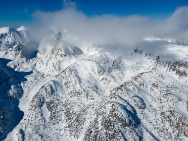 Bulgaristan 'ın Polezhan ve Bezbog Tepeleri yakınlarındaki Pirin Dağı' nın İnanılmaz Hava Kış Manzarası