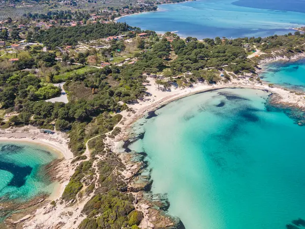 希腊中马其顿Chalkidiki的Karydi海滩附近的Sithonia海岸线美景令人惊奇 免版税图库图片