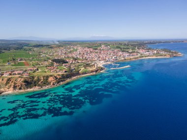 Nea Fokea, Chalkidiki, Orta Makedonya ve Yunanistan yakınlarındaki Kassandra kıyı şeridinin inanılmaz manzarası