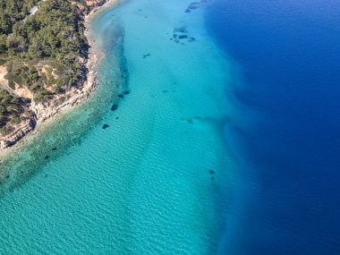 Nea Fokea, Chalkidiki, Orta Makedonya ve Yunanistan yakınlarındaki Kassandra kıyı şeridinin inanılmaz manzarası