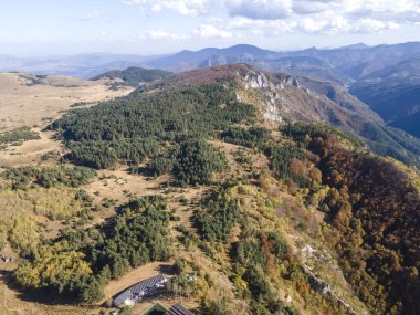 Bulgaristan 'ın Filibe Bölgesi, Rodop Dağları' ndaki Kızıl Duvar Biyosfer rezervinin hava görüntüsü