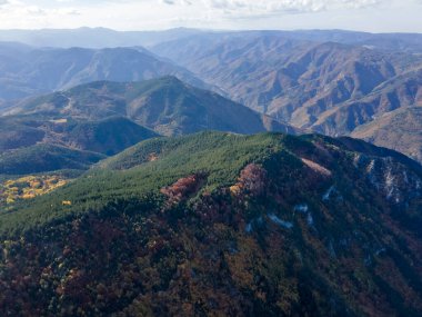Bulgaristan 'ın Filibe Bölgesi, Rodop Dağları' ndaki Kızıl Duvar Biyosfer rezervinin hava görüntüsü