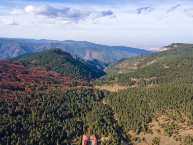 Bulgaristan 'ın Filibe Bölgesi, Rodop Dağları' ndaki Kızıl Duvar Biyosfer rezervinin hava görüntüsü