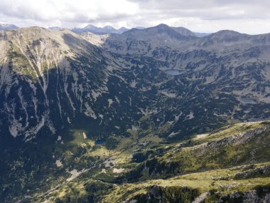 Bulgaristan 'ın Vihren Tepesi yakınlarındaki Pirin Dağı' nın şaşırtıcı hava manzarası