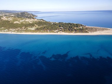 Possidi plajı yakınlarındaki Kassandra kıyı şeridi, Chalkidiki, Orta Makedonya, Yunanistan