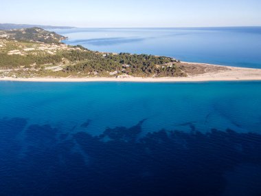 Possidi plajı yakınlarındaki Kassandra kıyı şeridi, Chalkidiki, Orta Makedonya, Yunanistan