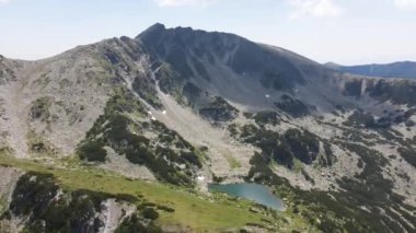 Bulgaristan 'ın Yalovarnika zirvesi yakınlarındaki Pirin Dağı' nın şaşırtıcı hava manzarası