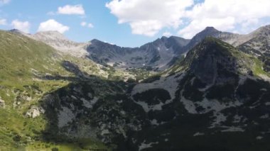 Bulgaristan 'ın Yalovarnika zirvesi yakınlarındaki Pirin Dağı' nın şaşırtıcı hava manzarası