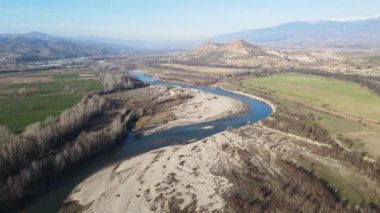 Bulgaristan 'ın Petrich Vadisi' nden geçen Struma nehrinin şaşırtıcı hava manzarası