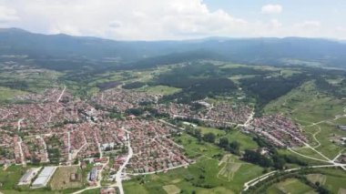 Bulgaristan 'ın Pazardzhik bölgesinin tarihi Strelcha kentinin Aerial Spring manzarası