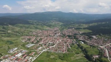Bulgaristan 'ın Pazardzhik bölgesinin tarihi Strelcha kentinin Aerial Spring manzarası