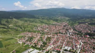 Bulgaristan 'ın Pazardzhik bölgesinin tarihi Strelcha kentinin Aerial Spring manzarası