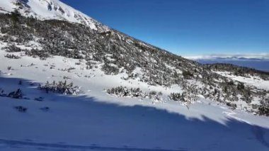 Bulgaristan 'ın Polezhan ve Bezbog Tepeleri yakınlarındaki Pirin Dağı' nın muhteşem kış manzarası