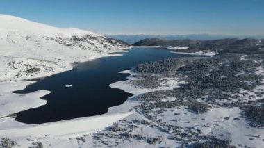 Bulgaristan 'ın Rila dağındaki Belmeken Barajı' nın şaşırtıcı kış manzarası