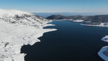 Bulgaristan 'ın Rila dağındaki Belmeken Barajı' nın şaşırtıcı kış manzarası