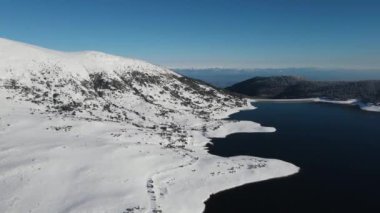 Bulgaristan 'ın Rila dağındaki Belmeken Barajı' nın şaşırtıcı kış manzarası