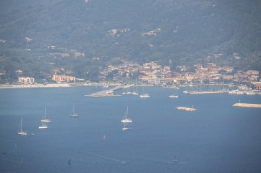 Lefkada, İyon Adaları, Yunanistan 'ın şaşırtıcı güneş batımı manzarası