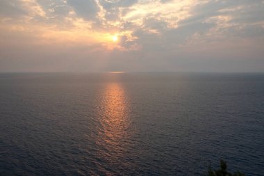 Lefkada, İyon Adaları, Yunanistan 'ın şaşırtıcı güneş batımı manzarası