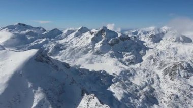 Bulgaristan 'ın Dzhangal Zirvesi yakınlarındaki Pirin Dağı' nın İnanılmaz Havadan Kış Manzarası