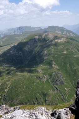 Bulgaristan 'ın Kalin tepeleri yakınlarındaki Rila Dağı' nın İnanılmaz Yaz Manzarası