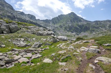 Bulgaristan 'ın Kalin tepeleri yakınlarındaki Rila Dağı' nın İnanılmaz Yaz Manzarası