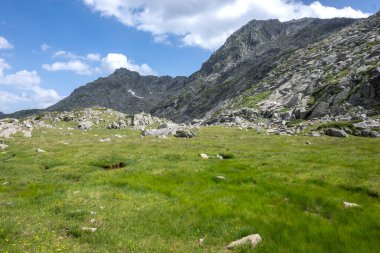 Bulgaristan 'ın Kalin tepeleri yakınlarındaki Rila Dağı' nın İnanılmaz Yaz Manzarası