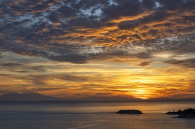 Agios Ioannis Beach, Chalkidiki, Orta Makedonya ve Yunanistan yakınlarındaki Sithonia kıyı şeridinin gün batımı manzarası