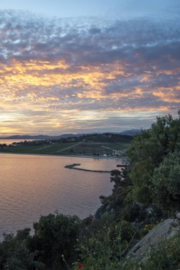 Agios Ioannis Beach, Chalkidiki, Orta Makedonya ve Yunanistan yakınlarındaki Sithonia kıyı şeridinin gün batımı manzarası