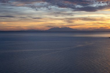 Agios Ioannis Beach, Chalkidiki, Orta Makedonya ve Yunanistan yakınlarındaki Sithonia kıyı şeridinin gün batımı manzarası